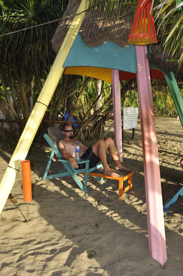 Am Abend trifft man sich unter den Tipis am Strand...