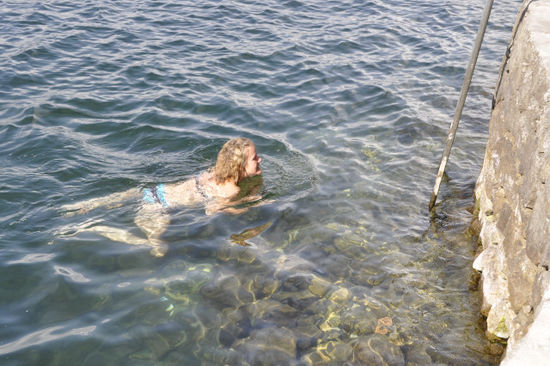 ... und dann ganz schnell wieder an Land geschwommen damit einen die Schlingpflanzen nicht in die Tiefe ziehen (immerhin ist der See 450m tief!!!)