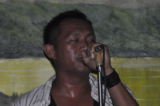 ...hier der Frontman der u.E. sicher schon einige Bierlis intus hatte.