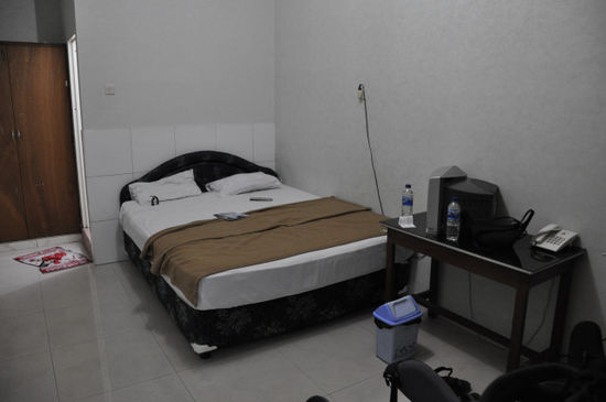 Angekommen im nächsten Shithole - Surabaya im Osten Javas und 2.größte Stadt Indonesiens. Hier unser Zimmer (Fenster nur auf den Gang)