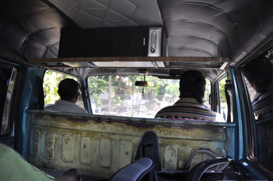 Am Weg zum Mount Bromo mit dem Minibus - Gnackmattn sind hier besonders in; die Musik von der Highend HiFi Anlage war auch nicht zu verachten