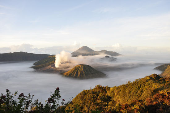 Und so sah das Ganze dann um 6 Uhr in der Früh aus (der Mount Bromo ist übrigens der ganz links aus dem es dauernd herausraucht)