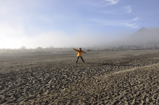 ... und sind selbst auf den Mount Bromo raufgestiefelt. Zuerst über diese Sandlandschaft - zu dieser frühen Stunde kommt man sich da wie am Mars vor