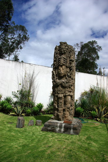 Statue der MAYAS beim Abgang zum Museum