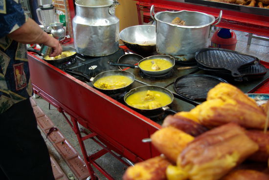 Ajiaco....eine Suppe mit Hühnerstücken, Mais ..dazu gibts Reis und Avocado