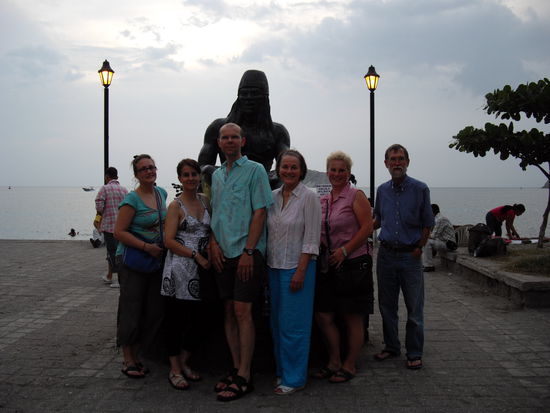 Unser Gruppe vor der Figur eines Guanchen/Indio