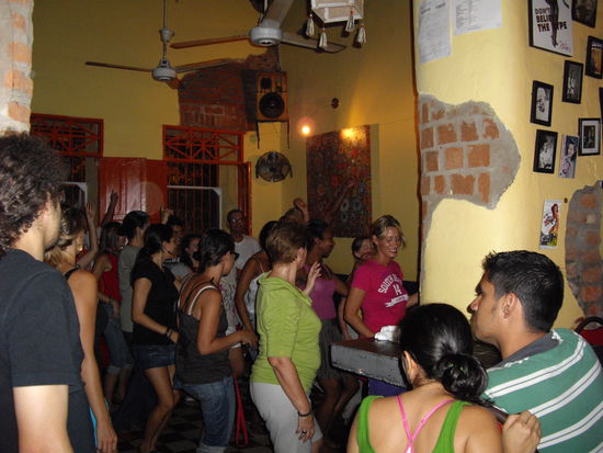 Salsakurs in der Bar LA PUERTA