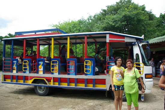 Der Chiva mit zwei columbianischen Touristen....