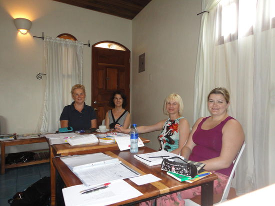 Dr. Maria Belen Garcia Martinez mit ihren Schülerinnen
Dr. Maria Belen Garcia Martinez con sus alumnas