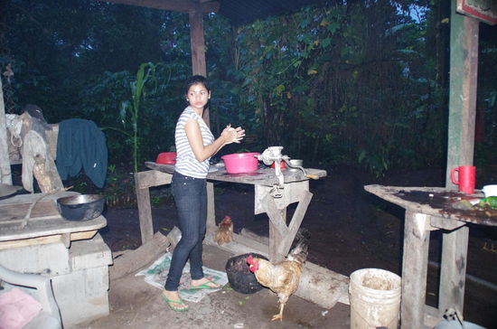 Karla bereitet den Teig für die Tortillas...