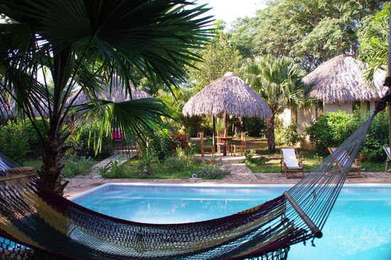 Pool mit Hängematte zum Lesen