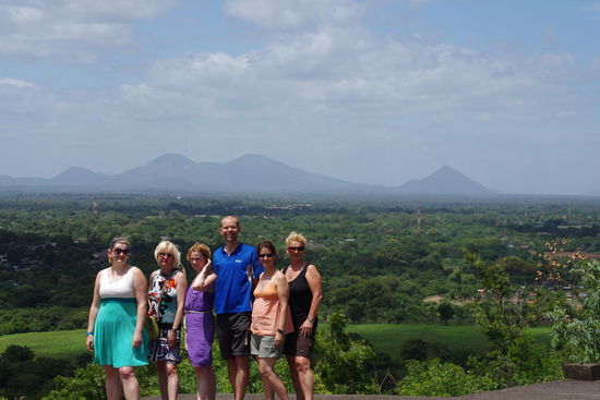 Unsere Gruppe mit den Vulkanen im Hintergrund..