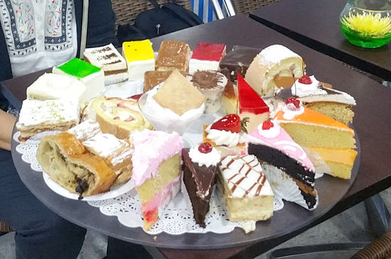 Als wir in einem Cafe nach der Speisekarte fragten kam der Kellner gleich mit der ganzen Auswahl...ggggg