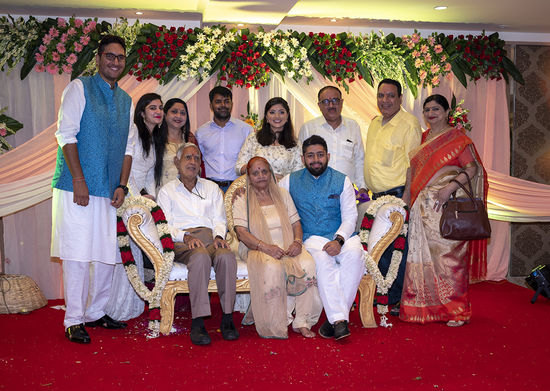 Das Brautpaar mit Verwandten..