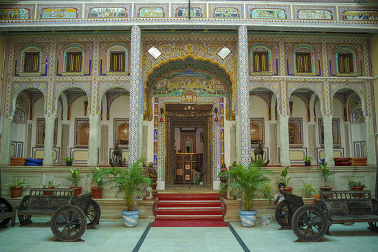 Der erste Hof des Hotels..