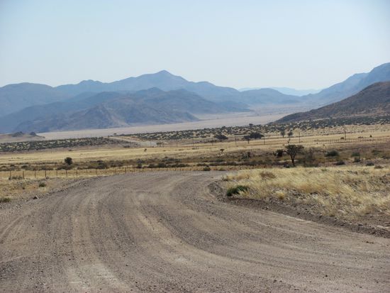 Auf einer gravel pad der Namib entgegen