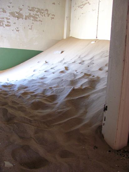 In manchen Häusern liegt der Sand noch meterhoch, andere sind bereits restauriert und geben einen guten Eindruck vom Leben in der alten Diamantenstadt Kolmannskuppe bei Lüderitz!