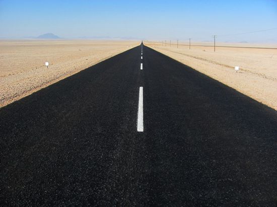 Endlose Straßen sind ein spezielles Kennzeichen von Namibia