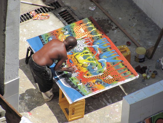 Künstler bei der Arbeit in seinem Freiluftatelier in der alten Festung von Stone Town