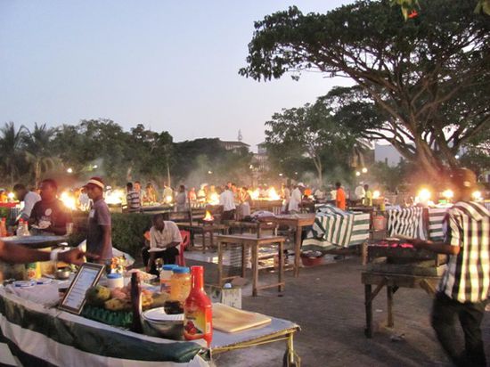 Die abendliche Fressmeile in den Forodhani Gärten vor dem alten Palast in Stone Town
