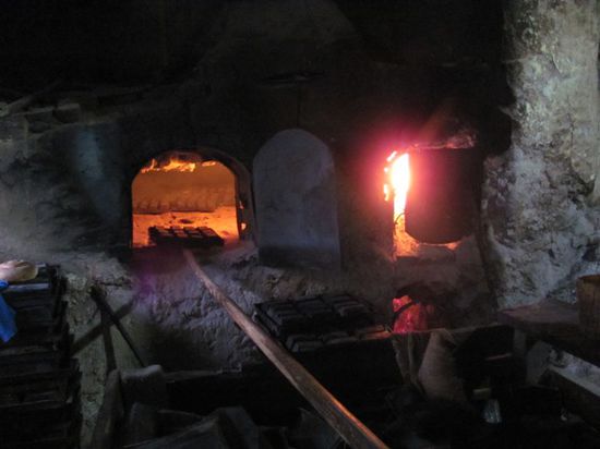 Ein uralter Steinbackofen, auch heute noch mit Holz beheizt!