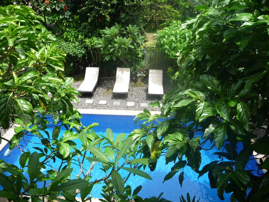 Der Blick von unserem Zimmer auf den Pool und Garten 
Tropical Bali Hotel ( nur zu empfehlen!) 400.000 Rupien die Nacht mit AC 250.000 mit Fan