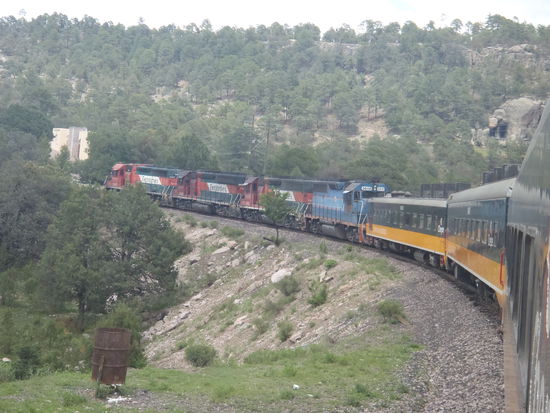 Der CHEPE - 4 Lokomotiven, 3 Personenwagen... Jede Menge Mexikaner, mit mir und Rene (meinem frisch kennengelernten "Travel-Mate" für die Zeit im Norden) mittendrin, grandiose Ausblicke und ein Bier zum anstoßen auf meinen Geburtstag! Ein guter Tag!!!