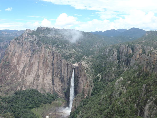 Tagesausflug zum Casada de Basaseachi, dem größten ununterbrochenen Wasserfall von Mexiko (246m). Wir konnten ihn aus den unterschiedlichsten Perspektiven bewundern. Erst von gegenüber, dann nach einer "kleinen" Wanderung von unten und nach einem schweißtreibenden Aufstieg von oben.
