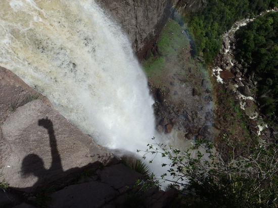 Noch mal der Wasserfall...hier an seinem Beginn! Die vielen Regenbögen  kann man auf dem Bild leider nur erahnen 