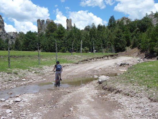 Am nächsten Tag haben wir eine Fahrradtour (ja, ihr habt richtig gelesen- ich fahre freiwillig Fahrrad...im Urlaub macht man halt komische Sachen) in die nähere Umgebung von Creel gemacht. Wieder eine wunderschöne Landschaft!!!