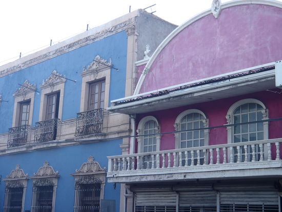 Die vielen bunten Häuser hier finde ich echt schön! Nicht so eintönig wie bei uns...