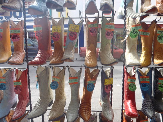 Chihuahua...die Stadt dr Cowboy-Stiefel! Hier in jeder nur erdenklichen Farbe und Form zu erwerben. Es gibt ganze Strassen die nur aus Läden für Stiefel bestehen...und nein, ich habe mir keine gekauft! Ich konnte dem Gewicht meines Gepäckes zuliebe wiederstehen 