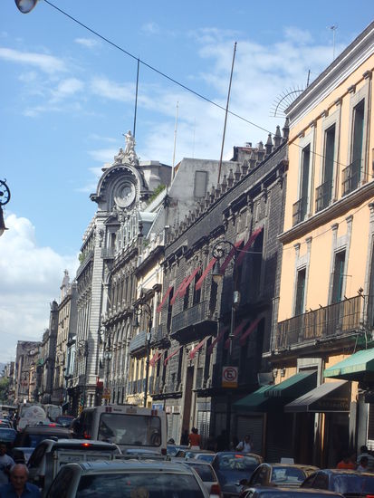 Typische Strasse im Centro Historico, inklusive Verkerhschaos und schönen alten Häusern 