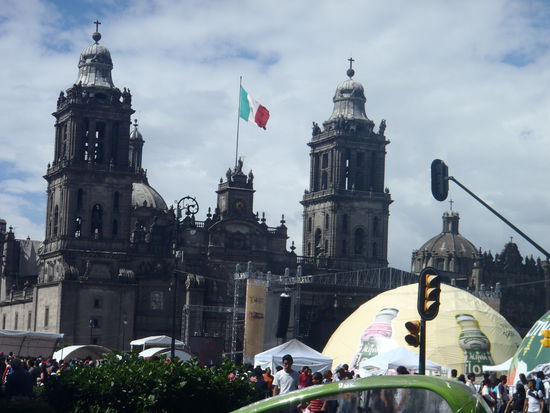 Der Zocalo mit der Kathedrale Metropoliatana...die Bühne war für die WM aufgebaut, steht aber fast 2 Wochen nach dem Finale immer noch und wird jetzt für Konzerte sowie Kundgebungen genutzt! Den Mexikaner freut es, den Touri (mich) nervt es, hatten wir so keinen guten Blick auf die wirklich schöne Kathedrale und konnten durch die riesigen Menschenmassen auch nicht wirklich nah an sie heran 