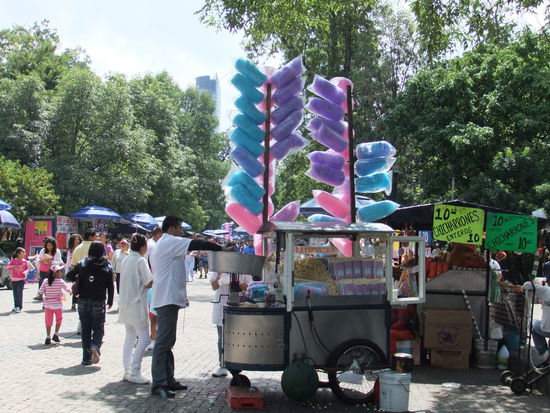 Sonntägliche Jahrmarktsatmosphäre im Chapultepec Park...