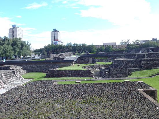 Palacio de las tres Culturas: hier stand mal ein großer Tempel (1.Kultur), von dem jetzt nur noch Rouinen da sind da die Spanier mit den Steinen eine Kirche gebaut haben (2.Kultur) und dann als 3. Kultur die "wunerschönen" Hochhäuser im Plattenbaustil!