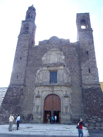 Die eben erwähnte Kirche...und nein, ihr habt keinen Knick in der Optik! Die Kirche ist schief  Da Mexiko City auf dem Grund eines ehemaligen Sees gebaut ist, ist der Boden nicht besonders solide und die Gebäude sinken langsam aber sicher alle ab!