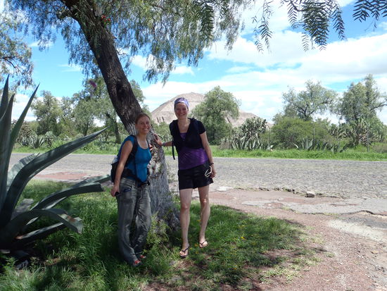Katrin und ich  Im Hintergrund eine der Pyramiden von Teotihuacan