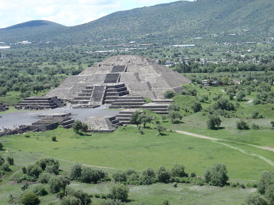 Blick von der Sonnenpyramide auf die Mondpyramide