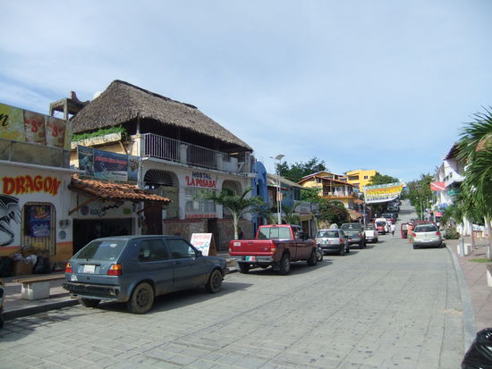 Das in meinem Reiseführer noch als verschlafenes Fischerdorf beschriebene Puerto Esconideo ist jetzt ein Touri Ort mit allem was dazugehört. Hier die Haupteinkaufsstraße!