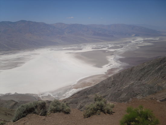 Ausblick vom "Dante`s View", unten sieht man die Salzkrusten des Badwater Basins