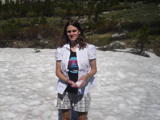 Hier oben liegt sogar teilweise noch Schnee! Mal ein ganz neues Gefühl mit Flip Flops im Schnee zu stehen.... Aber wir haben uns beide gewundert dass wir uns nach dem letzten Winter noch über Schnee freuen können 