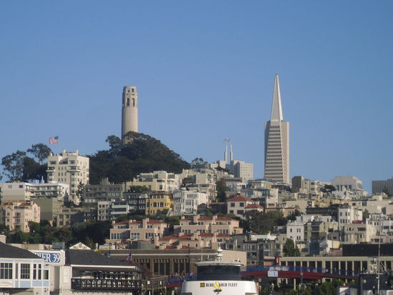 Blick vom Pier auf die Stadt