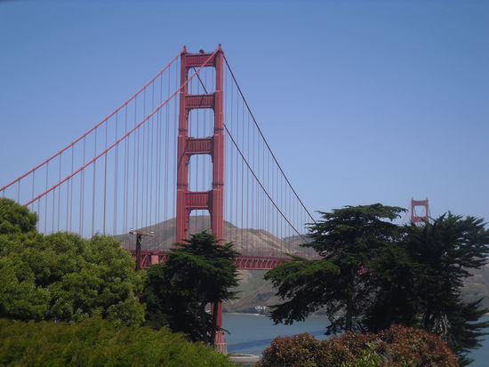 Die Golden Gate Bridge kann man auch als Fußgänger überqueren...dabei hat man eine ganz tolle Aussicht auf Alcatraz und die Stadt!