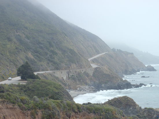 Highway Nb.1 in seinem Verlauf am Meer...hier war das Wetter mal besser! Zwischendurch konnten wir vor lauter Nebel weder das Meer noch die Berge erkennen 