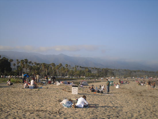 Strand von Santa Barbara...gegen abend ist es richtig voll geworden weil jeder einen guten Platz für das Feuerwerk ergattern wollte. Man konnte fast nicht mehr auftreten ohne irgenwem auf die Decke zu steigen.
