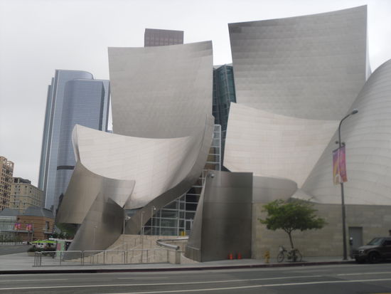Walt Disney Concert Hall - von Frank Gehry...erinnert mich sehr stark an den Gehry Tower in Hannover. Scheint ein Künstler zu sein der sich selbst treu ist!