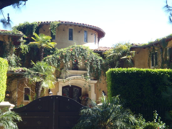 Eins der besagten Häuser der weniger um ihre Privatsphäre besorgten Stars. Hier wohnt wohl Doktor Phil der ab und zu mal bei Oprah Winfrey aufgetreten ist und jetzt seine eigene Show hat. Wenn der schon in so ner Villa wohnt, will ich gar nicht wissen wie die hinter den Zäunen aussehen!!!