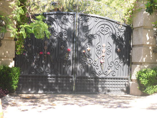 Das Tor zum Anwesen von Michael Jackson. Fans bringen hier immer noch täglich Blumen.
