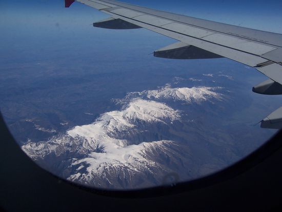 Dies sind die letzten freien Blicke nach unten - eine geschlossene Wolkendecke wartete auf uns, je südlicher wir flogen!